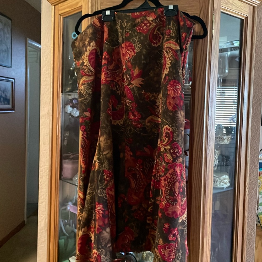 Skirt. Antique floral print. size 18. Fluted bottom